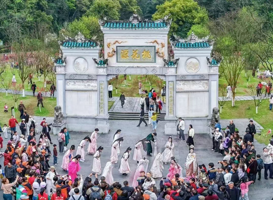 燃爆全场!桃花源人气拉满，国风盛宴不停歇，现场热闹挤到爆